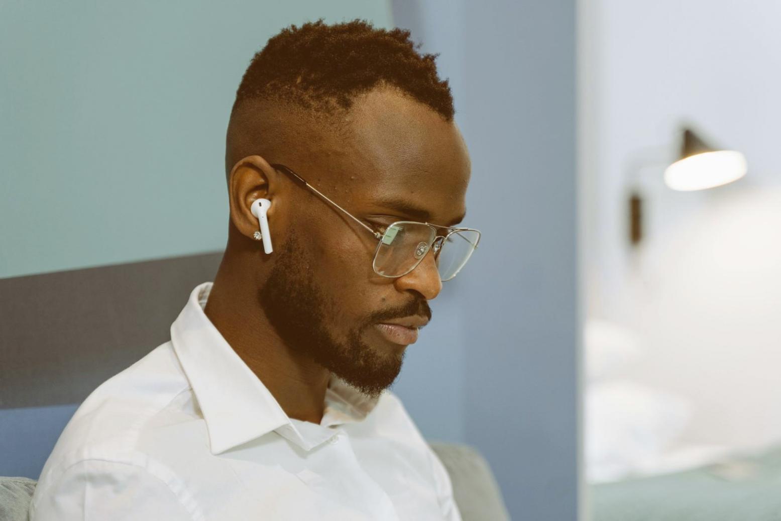 Equipo empresarial utilizando tecnología de realidad virtual para capacitación profesional en entorno corporativo