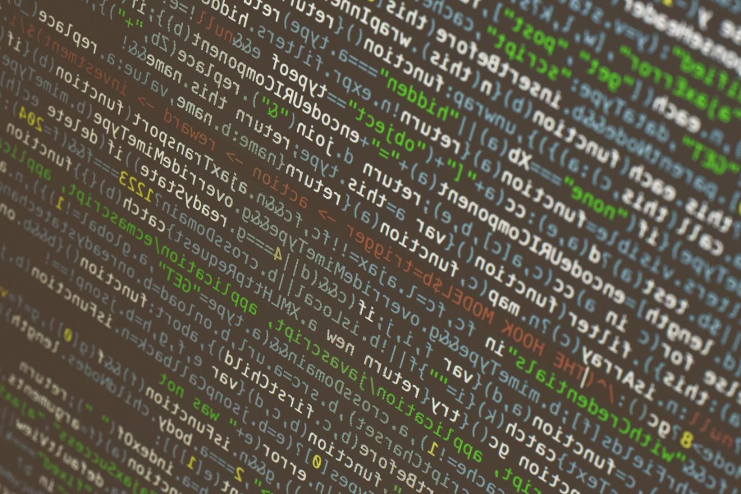 Estudiante trabajando con entorno de desarrollo de realidad virtual en Neuquén